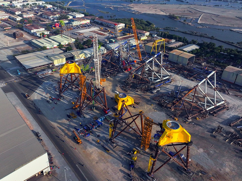 Thi công chân đế điện gió ngoài khơi. Thi công chân đế điện gió ngoài khơi.