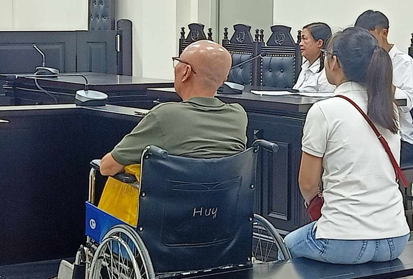 Do sức khỏe không tốt nên Bùi Thanh Hải được người thân đưa đến tòa bằng xe lăn.