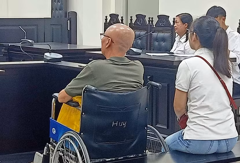 Do sức khỏe không tốt nên Bùi Thanh Hải được người thân đưa đến tòa bằng xe lăn. Do sức khỏe không tốt nên Bùi Thanh Hải được người thân đưa đến tòa bằng xe lăn.