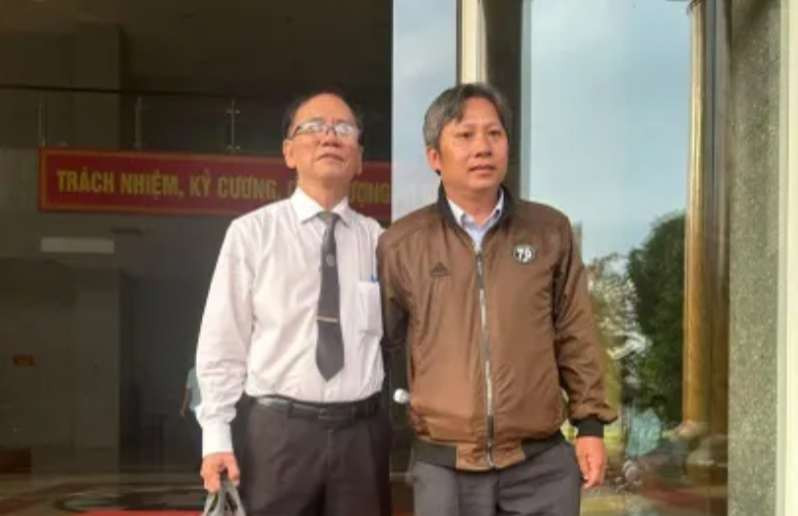 Ông Trần Thanh Phong (bên phải) - cán bộ CDC Bình Dương. Ông Trần Thanh Phong (bên phải) - cán bộ CDC Bình Dương.