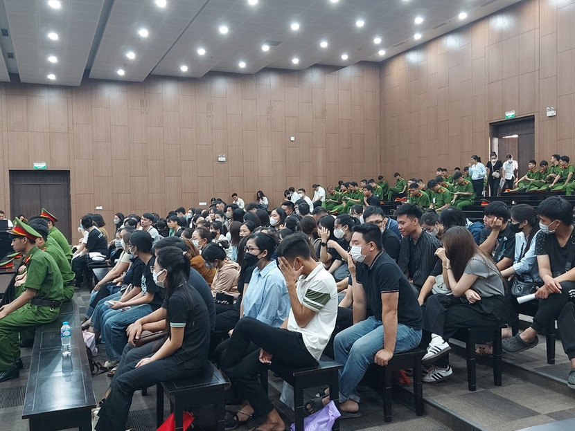 Ngoài số lượng bị cáo đặc biệt lớn, nhiều bị hại và người liên quan cũng được triệu tập tới phiên xét xử.