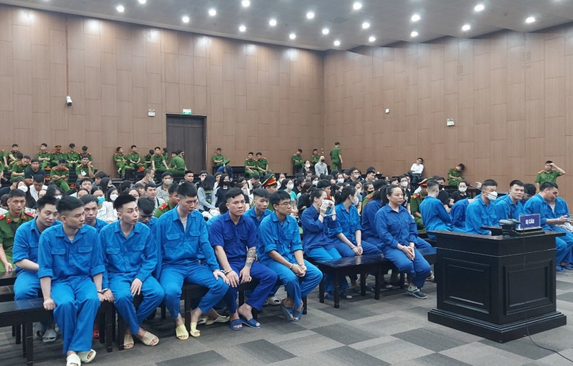 Các bị cáo trong vụ án bị đưa ra xét xử tại phiên tòa.