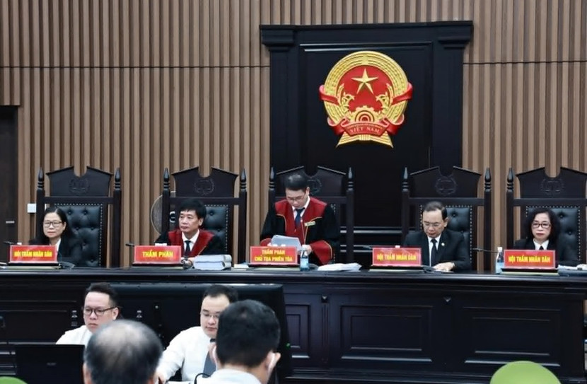 Hội đồng xét xử sơ thẩm vụ án do Thẩm phán Vũ Quang Huy làm chủ tọa. Hội đồng xét xử sơ thẩm vụ án do Thẩm phán Vũ Quang Huy làm chủ tọa.