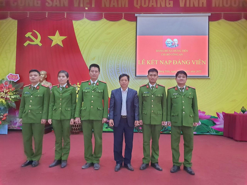 Thiếu tá Nguyễn Đức Nam và Công an xã Hùng Tiến đã triển khai kịp thời công tác đấu tranh phòng chống tội phạm và các vi phạm pháp luật, chỉ trong thời gian ngắn, địa phương đã có sự chuyển biến tích cực trong công tác đảm bảo an ninh trật tự Thiếu tá Nguyễn Đức Nam và Công an xã Hùng Tiến đã triển khai kịp thời công tác đấu tranh phòng chống tội phạm và các vi phạm pháp luật, chỉ trong thời gian ngắn, địa phương đã có sự chuyển biến tích cực trong công tác đảm bảo an ninh trật tự