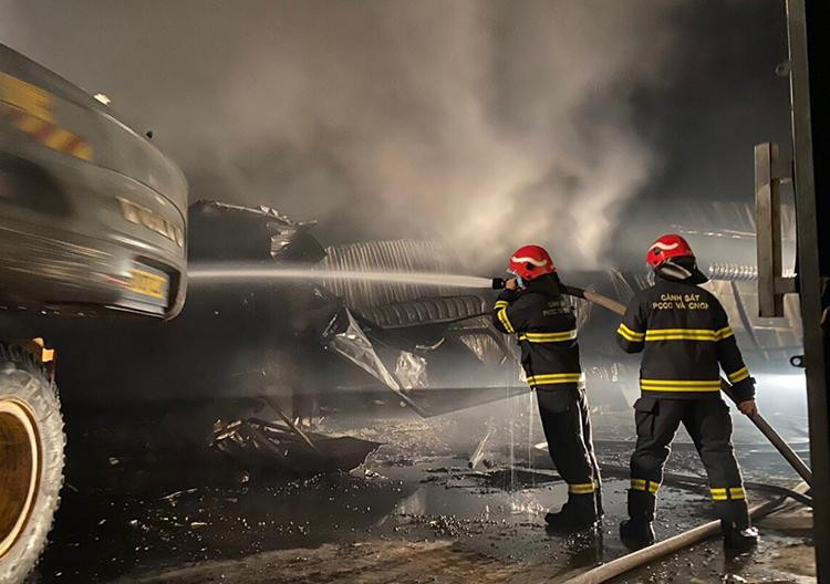 Cảnh sát PCCC và CNCH - CAH Hoài Đức tiếp cận dập đám cháy tại kho xưởng cồn tại xã An Khánh, Hoài Đức Cảnh sát PCCC và CNCH - CAH Hoài Đức tiếp cận dập đám cháy tại kho xưởng cồn tại xã An Khánh, Hoài Đức