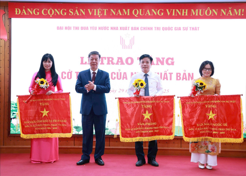 PGS.TS. Vũ Trọng Lâm trao Cờ thi đua của Nhà xuất bản cho các tập thể