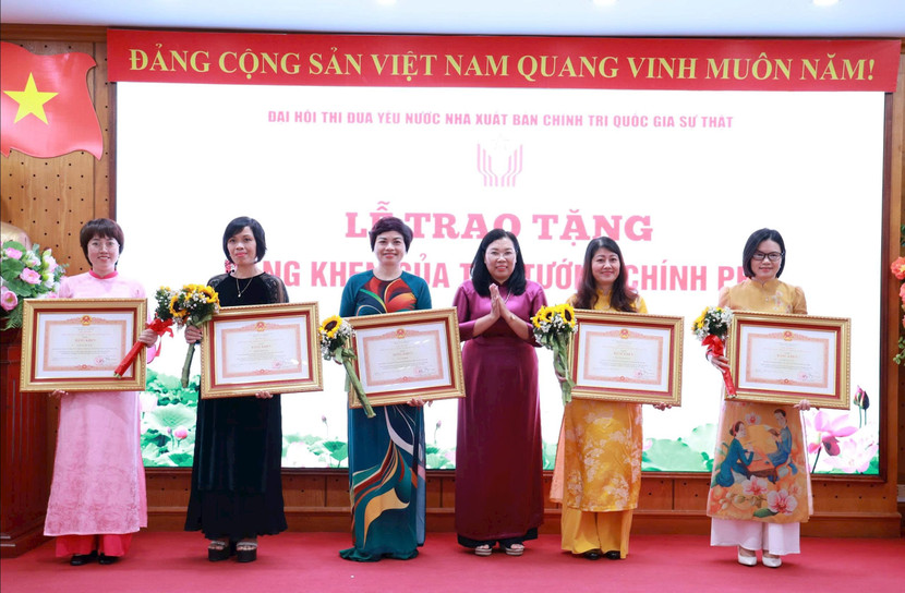 Phó Bí thư Đảng ủy, Phó Giám đốc - Phó Tổng Biên tập Nhà xuất bản Phạm Thị Thinh trao Bằng khen của Thủ tướng Chính phủ cho các cá nhân.