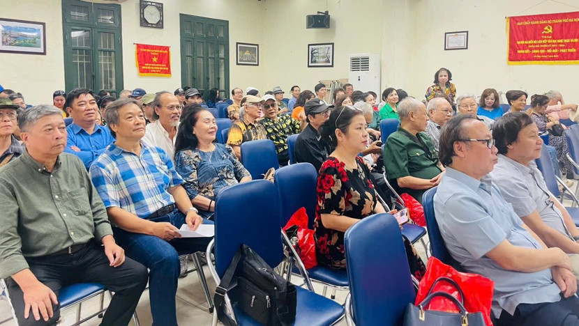 Dù trời mưa rất to do ảnh hưởng của cơn bão Bualoi nhưng đông đảo các hội viên của Hội Sân khấu Hà Nội đã có mặt tại lễ giỗ tổ ngành sân khấu. Dù trời mưa rất to do ảnh hưởng của cơn bão Bualoi nhưng đông đảo các hội viên của Hội Sân khấu Hà Nội đã có mặt tại lễ giỗ tổ ngành sân khấu.