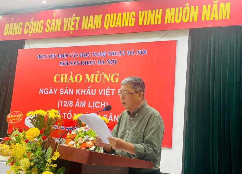 Nghệ sĩ nhân dân Nguyễn Hoàng Tuấn - Chủ tịch Hội Sân khấu Hà Nội phát biểu tại buổi lễ. Nghệ sĩ nhân dân Nguyễn Hoàng Tuấn - Chủ tịch Hội Sân khấu Hà Nội phát biểu tại buổi lễ.