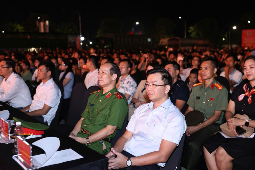 Đông đảo khán giả đã tới Trung tâm Triển lãm Việt Nam để tham dự chương trình.