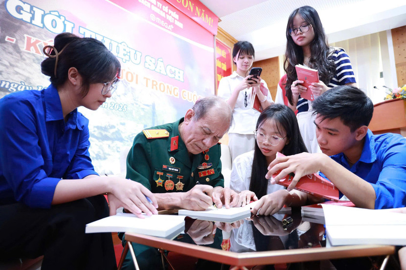 Cựu chiến binh Đào Chí Thành tặng sách cho độc giả trẻ. Cựu chiến binh Đào Chí Thành tặng sách cho độc giả trẻ.
