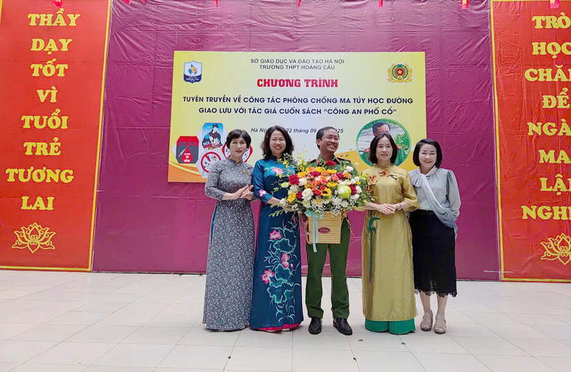 Tặng hoa chúc mừng báo cáo viên Phạm Cánh Quân.