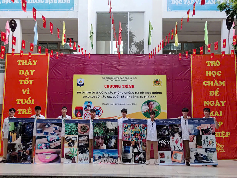 Các em học sinh trường THPT Hoàng Cầu bên hình ảnh minh họa trực quan về ma túy.