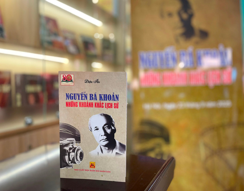 Cuốn sách ảnh &quot; Nguyễn Bá Khoản - Những khoảnh khắc lịch sử&quot;.