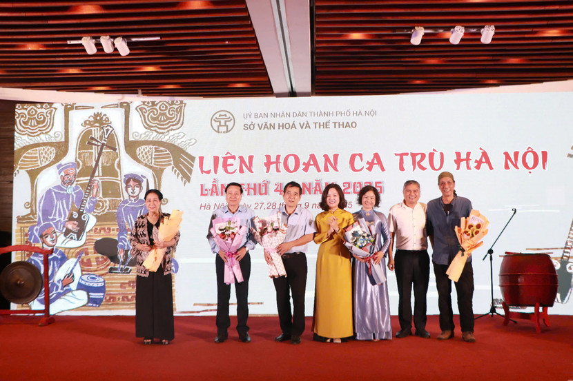 Tặng hoa Hội đồng giám khảo.