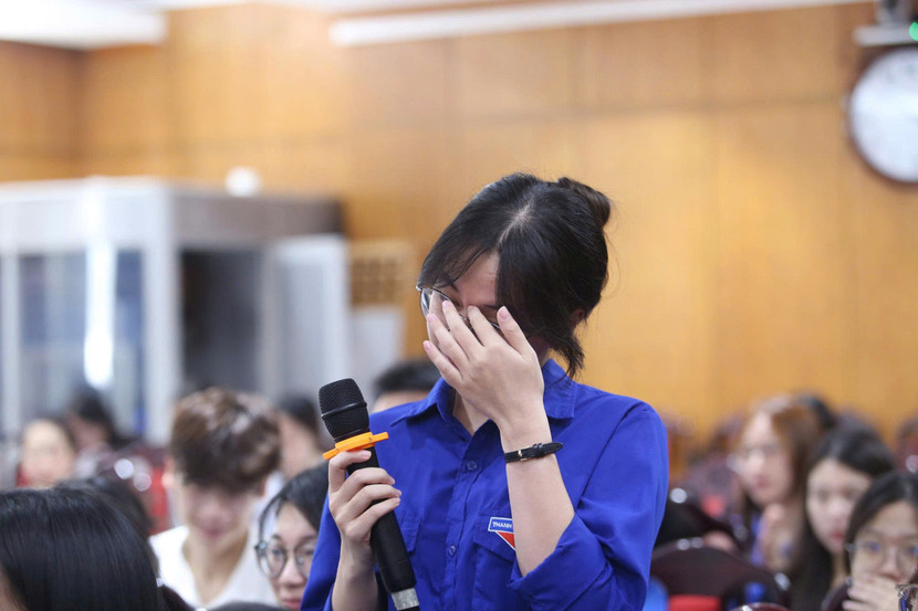 Mỗi câu chuyện đều gây xúc động, chạm vào cảm xúc khiến khán phòng lặng đi, nhiều người rơi nước mắt. Mỗi câu chuyện đều gây xúc động, chạm vào cảm xúc khiến khán phòng lặng đi, nhiều người rơi nước mắt.