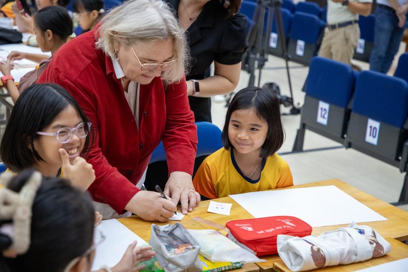 Các em nhỏ vẽ tranh theo chủ đề cuộc thi ngay sau lễ phát động