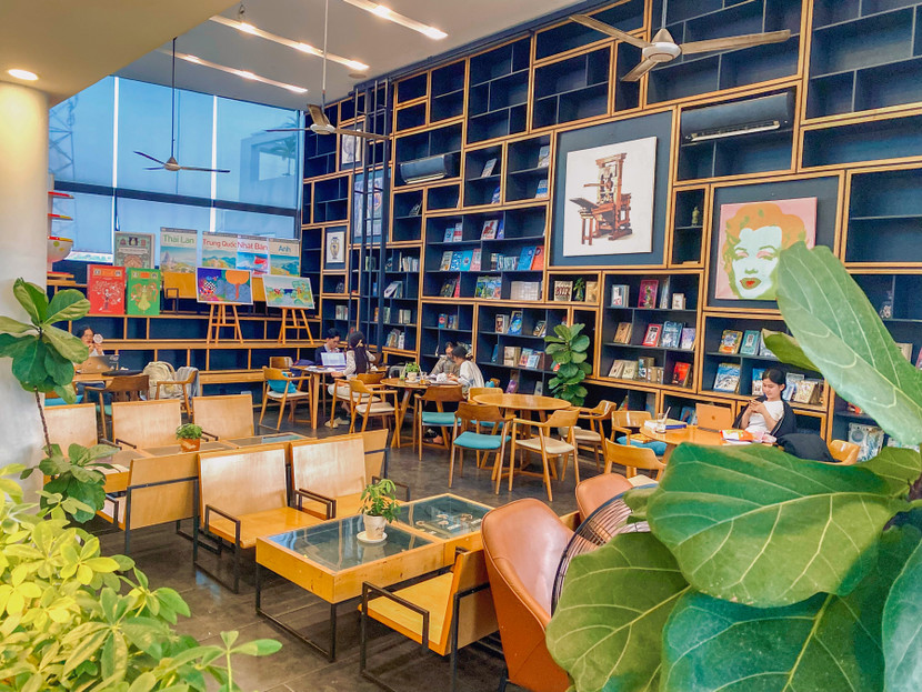 Không gian cafe sách được thiết kế hiện đại, đẹp mắt
