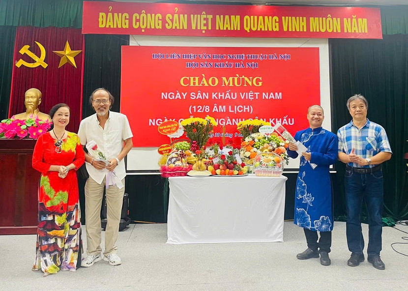Đại diện Ban chấp hành Hội Sân khấu Hà Nội trao quyết định kết nạp cho các hội viên mới. Đại diện Ban chấp hành Hội Sân khấu Hà Nội trao quyết định kết nạp cho các hội viên mới.