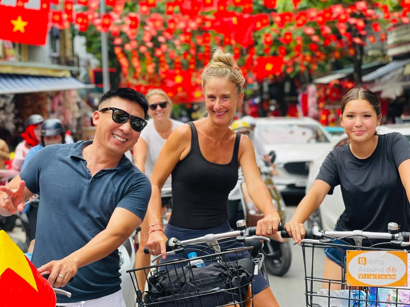 Khách quốc tế đến Hà Nội vào dịp kỷ niệm 80 năm cách mạng tháng Tám và Quốc khánh 2/9. Khách quốc tế đến Hà Nội vào dịp kỷ niệm 80 năm cách mạng tháng Tám và Quốc khánh 2/9.