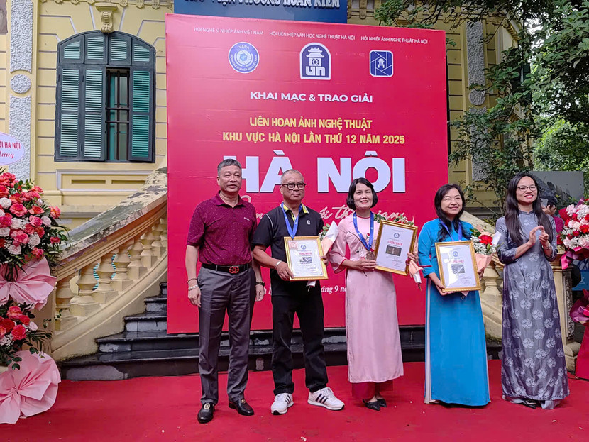 Trao giải Ba cho 3 tác giả là Dương Thị Ngọc Chiến, Đào Kim Thanh và Phan Huy Thiệp.