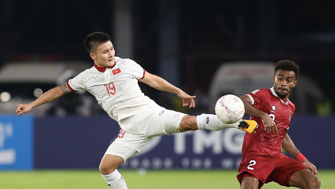 Tuyển Việt Nam (trái) trong trận làm khách trên sân Bung Karno của Indonesia tại bán kết lượt đi AFF Cup 2022 Tuyển Việt Nam (trái) trong trận làm khách trên sân Bung Karno của Indonesia tại bán kết lượt đi AFF Cup 2022