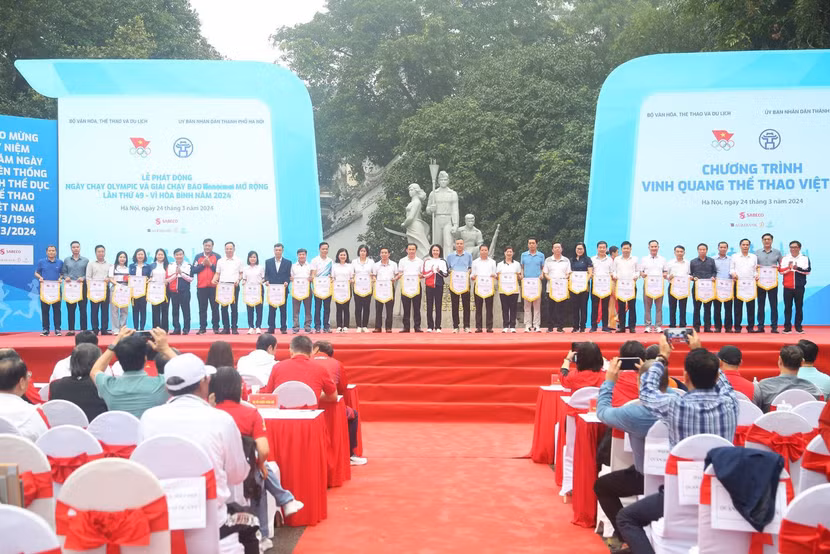 Trao cờ lưu niệm cho các đơn vị tại lễ phát động giải chạy báo Hànộimới mở rộng lần thứ 49 - Vì hòa bình năm 2024