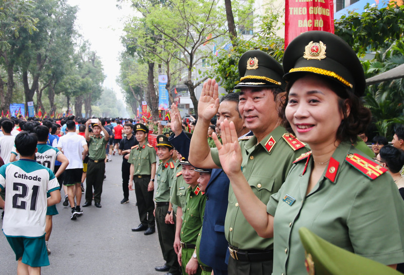 Thứ trưởng Trần Quốc Tỏ cùng các đại biểu tham dự, cổ vũ sự kiện