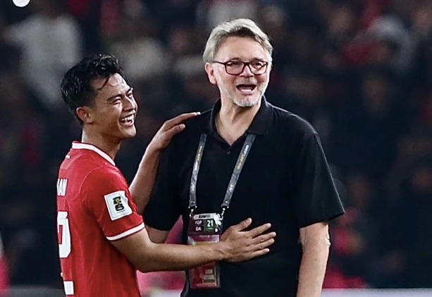 HLV Troussier tươi cười với Pratama Arhan sau trận thua của tuyển Việt Nam trước chủ nhà Indonesia hôm 21-3 (Ảnh: Bảo Ngọc/Znews)