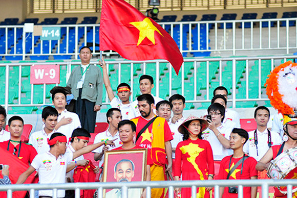 U23 phụ công gần 100 CĐV Việt Nam lặn lội sang Myanmar cổ vũ ảnh 2