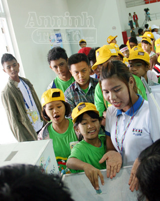 Chủ nhà SEA Games huy động… phụ nữ, trẻ em đi cổ vũ ảnh 2 Chủ nhà SEA Games huy động… phụ nữ, trẻ em đi cổ vũ ảnh 2