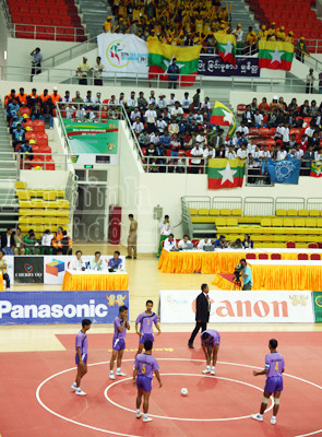 Chủ nhà SEA Games huy động… phụ nữ, trẻ em đi cổ vũ ảnh 5 Chủ nhà SEA Games huy động… phụ nữ, trẻ em đi cổ vũ ảnh 5