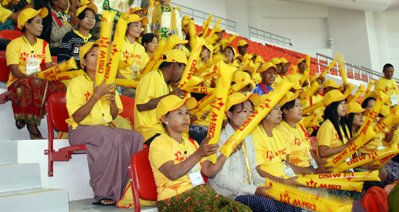 Chủ nhà SEA Games huy động… phụ nữ, trẻ em đi cổ vũ ảnh 3 Chủ nhà SEA Games huy động… phụ nữ, trẻ em đi cổ vũ ảnh 3