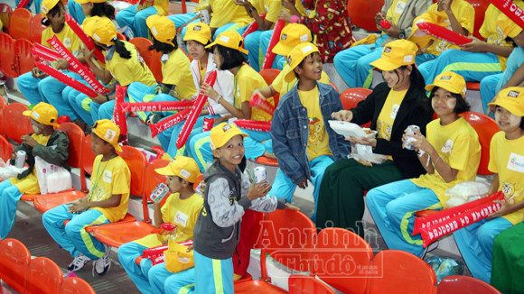 Chủ nhà SEA Games huy động… phụ nữ, trẻ em đi cổ vũ ảnh 4 Chủ nhà SEA Games huy động… phụ nữ, trẻ em đi cổ vũ ảnh 4
