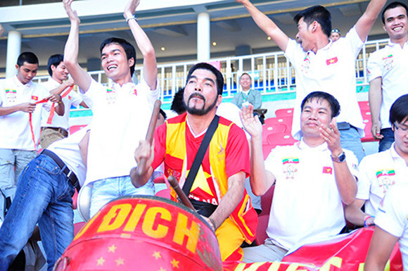 U23 phụ công gần 100 CĐV Việt Nam lặn lội sang Myanmar cổ vũ ảnh 3