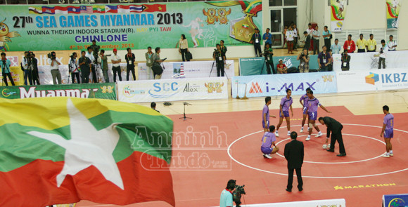 Chủ nhà SEA Games huy động… phụ nữ, trẻ em đi cổ vũ ảnh 6 Chủ nhà SEA Games huy động… phụ nữ, trẻ em đi cổ vũ ảnh 6