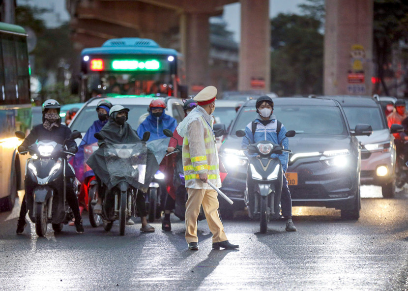 Pháp luật không cấm người điều khiển xe máy dừng xe mặc áo mưa, nhưng dừng đỗ sai quy định gây cản trở giao thông sẽ bị xử lý theo quy định hiện hành Pháp luật không cấm người điều khiển xe máy dừng xe mặc áo mưa, nhưng dừng đỗ sai quy định gây cản trở giao thông sẽ bị xử lý theo quy định hiện hành