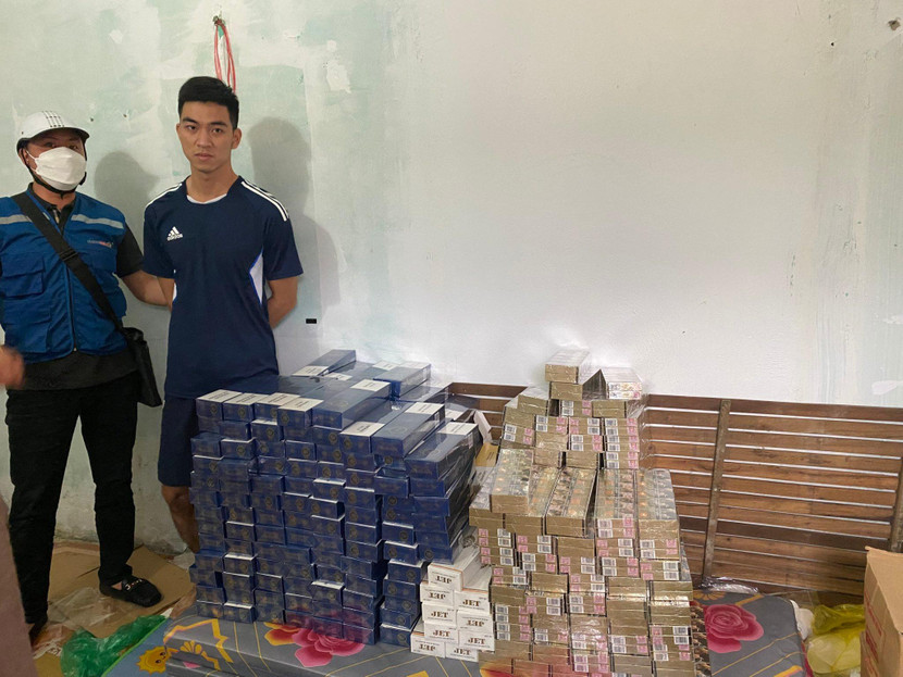 Đối tượng Vũ Văn Toàn cùng số thuốc lá lậu bị thu giữ