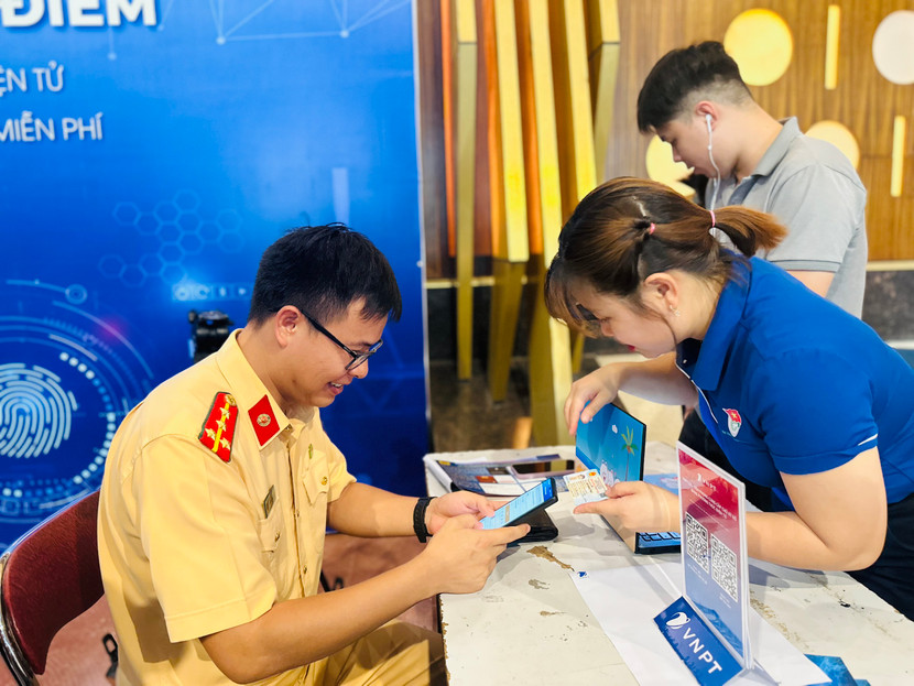 Đoàn viên, thanh niên công an thành phố Hà Nội hỗ trợ người dân kích hoạt định danh điện tử tại chương trình ra quân Đoàn viên, thanh niên công an thành phố Hà Nội hỗ trợ người dân kích hoạt định danh điện tử tại chương trình ra quân