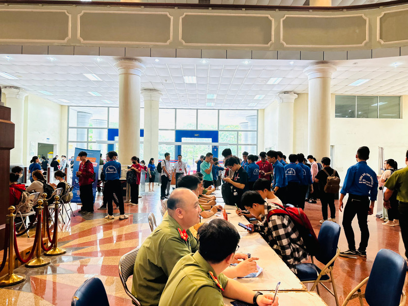 Việc triển khai các đội hình sẽ giúp cho đoàn viên, thanh niên Thủ đô dễ dàng hơn trong việc đăng ký CCCD gắn chíp điện tử và đăng ký kích hoạt tài khoản định danh điện tử trên ứng dụng VNeID, đảm bảo quyền lợi cho đoàn viên, thanh niên trong quá trình học tập, sinh sống và làm việc. Việc triển khai các đội hình sẽ giúp cho đoàn viên, thanh niên Thủ đô dễ dàng hơn trong việc đăng ký CCCD gắn chíp điện tử và đăng ký kích hoạt tài khoản định danh điện tử trên ứng dụng VNeID, đảm bảo quyền lợi cho đoàn viên, thanh niên trong quá trình học tập, sinh sống và làm việc.