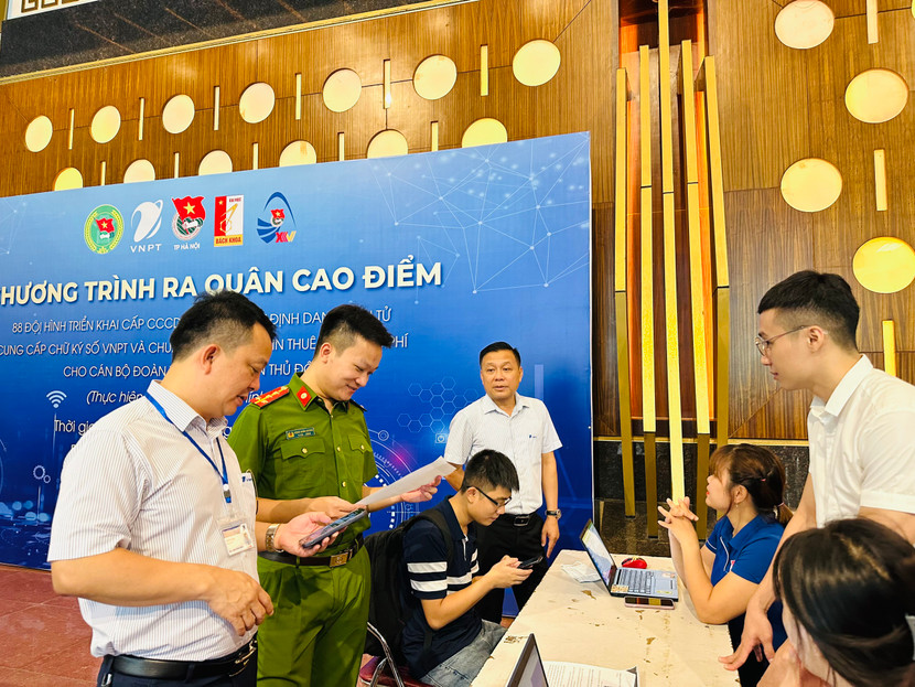 Tại chương trình, các đội hình tình nguyện sẽ hỗ trợ đoàn viên, thanh niên thủ tục đăng ký CCCD gắn chíp điện tử; Đăng ký kích hoạt tài khoản định danh điện tử trên ứng dụng VNeID; Đăng ký và sử dụng chữ ký số VNPT; Sử dung các phần mềm có liên quan, phục vụ và hỗ trợ việc xác thực định danh điện tử... Tại chương trình, các đội hình tình nguyện sẽ hỗ trợ đoàn viên, thanh niên thủ tục đăng ký CCCD gắn chíp điện tử; Đăng ký kích hoạt tài khoản định danh điện tử trên ứng dụng VNeID; Đăng ký và sử dụng chữ ký số VNPT; Sử dung các phần mềm có liên quan, phục vụ và hỗ trợ việc xác thực định danh điện tử...