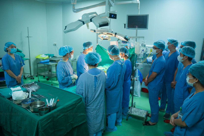 Sau khi quá trình đánh giá chết não được thực hiện lần 3 theo đúng quy định, các y bác sĩ dành một phút mặc niệm để tri ân người hiến trước khi thực hiện lấy tạng