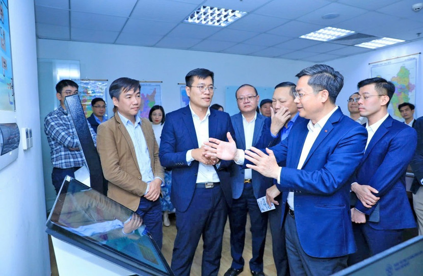 Các đại biểu tham quan mô hình số hóa tại Trung tâm Phục vụ hành chính công TP Hà Nội