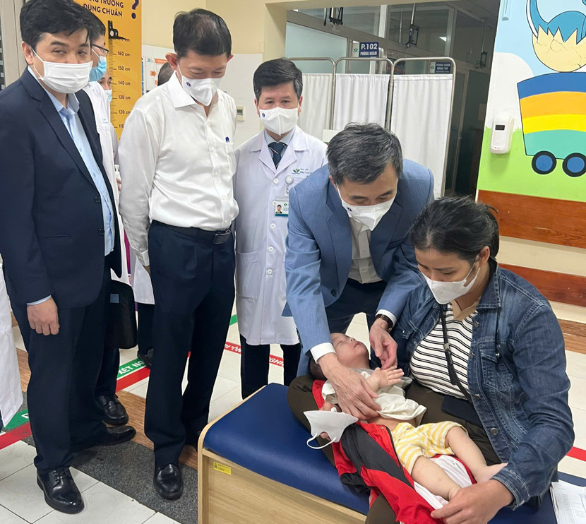 Thứ trưởng Trần Văn Thuấn kiểm tra công tác thu dung, điều trị sởi tại BV Nhi Trung ương