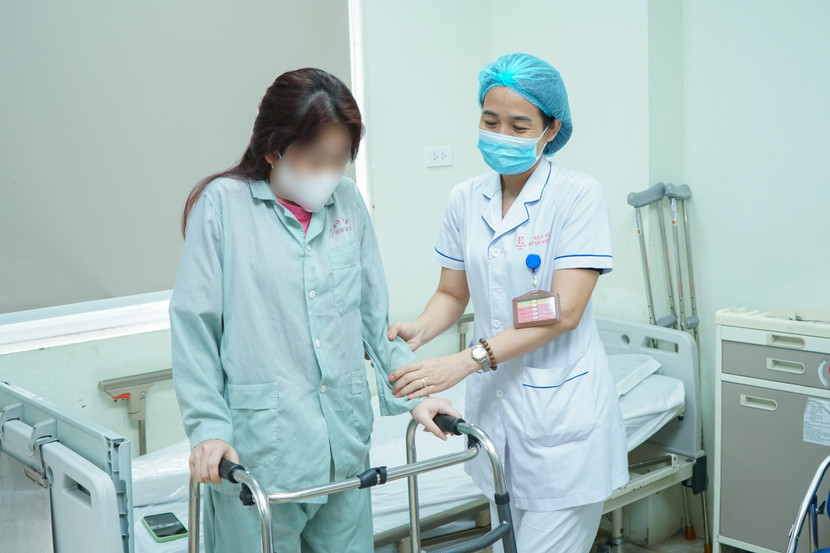 Sau phẫu thuật, người bệnh cần tuân thủ chế độ phục hồi chức năng nghiêm ngặt