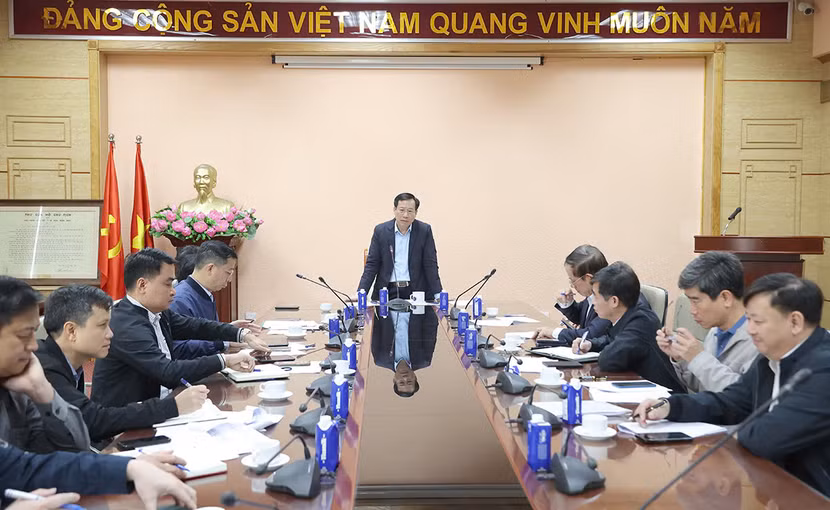 Thứ trưởng Bộ Y tế Lê Đức Luận chủ trì cuộc họp