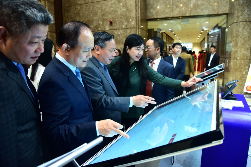 Các đồng chí lãnh đạo TP Hà Nội kiểm tra các ứng dụng dùng chung 3 cấp mới được công bố