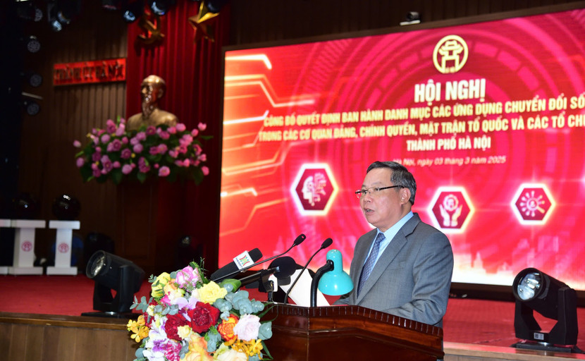 Phó Bí thư Thường trực Thành ủy Nguyễn Văn Phong phát biểu tại hội nghị