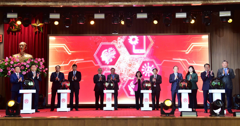 Đại biểu Trung ương và lãnh đạo thành phố Hà Nội chứng kiến nghi thức khai trương các ứng dụng chuyển đổi số