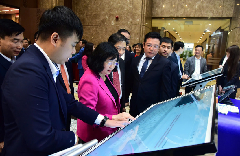 Ủy viên Bộ Chính trị, Bí thư Thành ủy Hà Nội Bùi Thị Minh Hoài kiểm tra các ứng dụng dùng chung 3 cấp mới được công bố